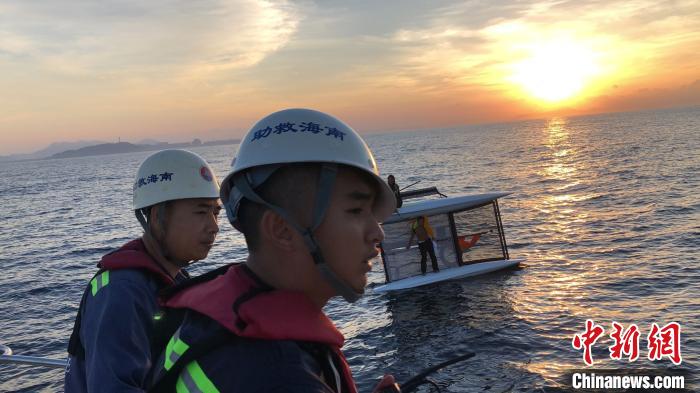 应急队员在离岸两三海里的地方找到失事帆船和船上两人。　饶文锋 摄