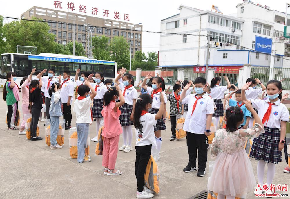 舒城县实验小学西校区开展手拉手心连心爱心捐赠活动