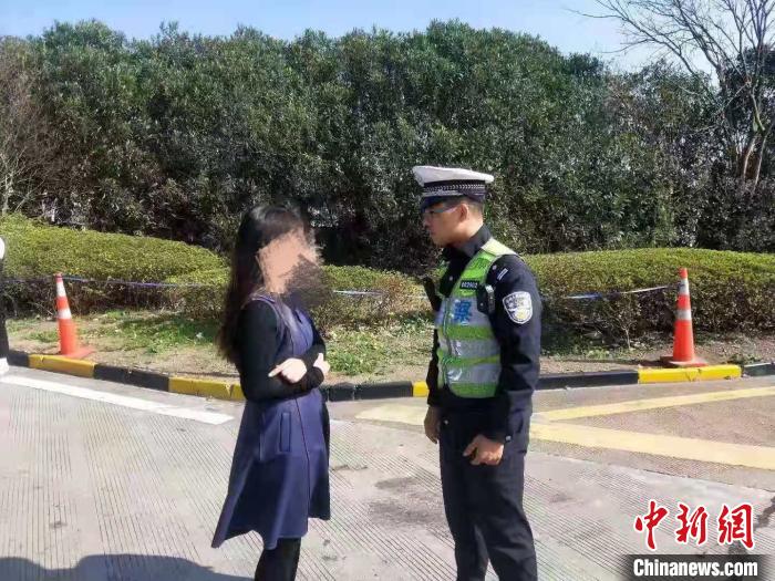 民警做起了“和事佬”，对夫妻俩分别进行了劝说。交警提供