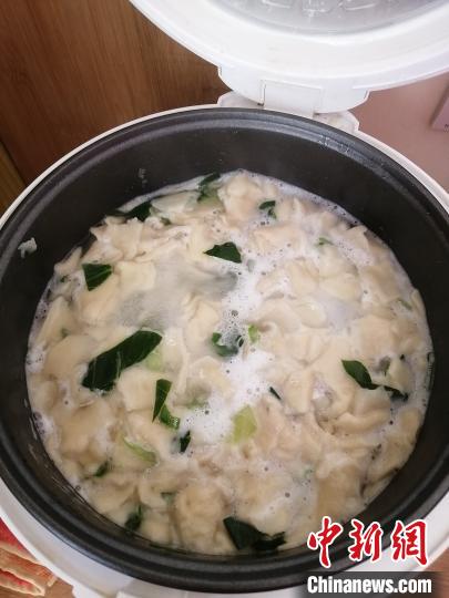 杨江亭正在做山西特色面食“揪片”。配上西红柿鸡蛋卤，这就是很多山西人的最爱。视频截图