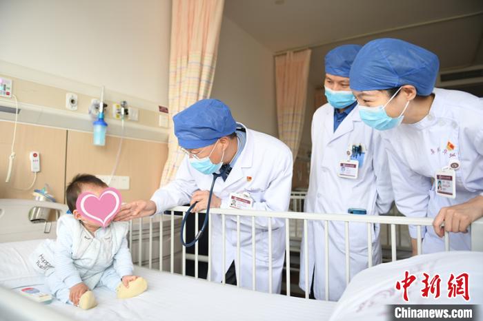 一岁宝宝被4cm钢针“扎心”医生：家长照顾孩子切勿疏忽