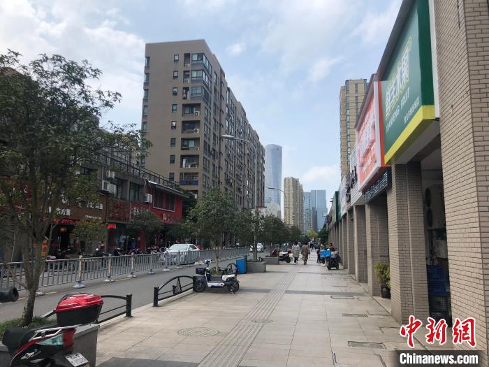 图为海宁街小餐饮企业陆续复工。　林波 摄