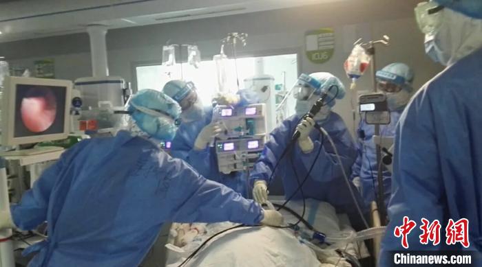 医疗队在抢救危重症患者。邵逸夫医院提供