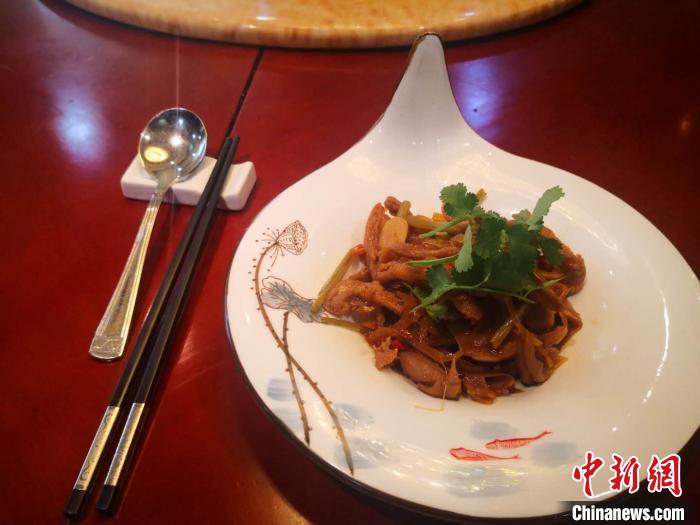 图为兰州的餐饮企业配备公筷公勺。 史静静 摄