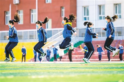 各地分批次开学:织牢防疫安全网 上好心理健康课
