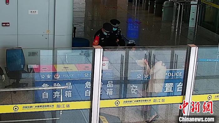 一女子为辟邪随身携带子弹坐高铁被查