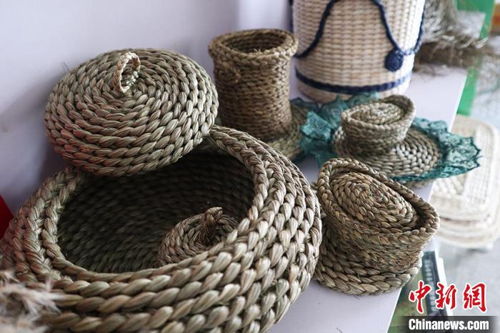 村里很多村民都参与了草编 苍雁 摄