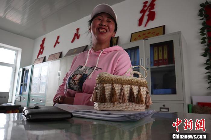 纪红艳用的背包也是自己编织的 苍雁 摄