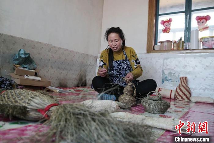 纪红艳在编织。纪红艳供图