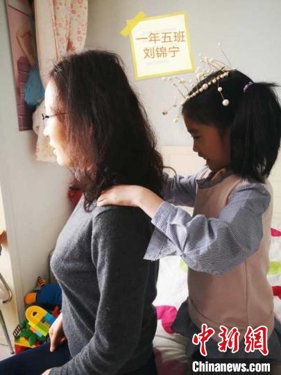 杏花岭小学实验班级每一个家庭签订“家庭公约”,增进家庭成员间的关系。杏花岭区委宣传部供图