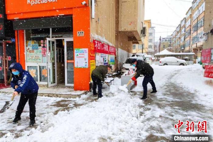 黑河市爱辉区清扫积雪现场。黑河市爱辉区委宣传部供图