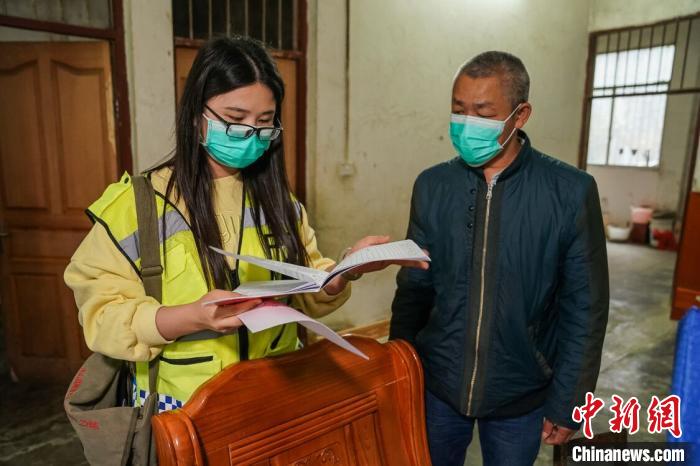 广西90后“小妹书记”身患骨瘤 多次倒在扶贫一线仍坚持不下火线