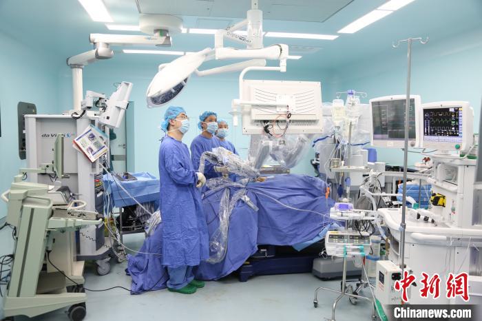 中国泌尿科机器人手术开启“单孔时代”