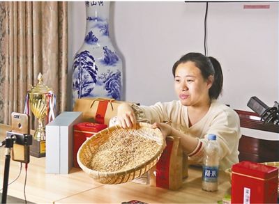 大别山中“带货”忙 90后农家女成网红带动乡亲致富