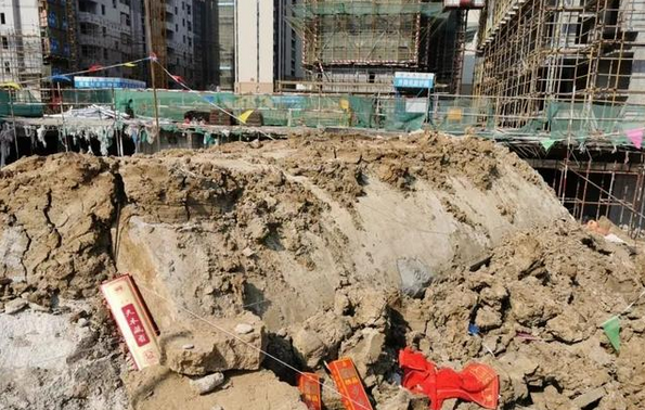 合肥工地发现一座水泥棺墓 文物专家判断系李鸿章家族墓