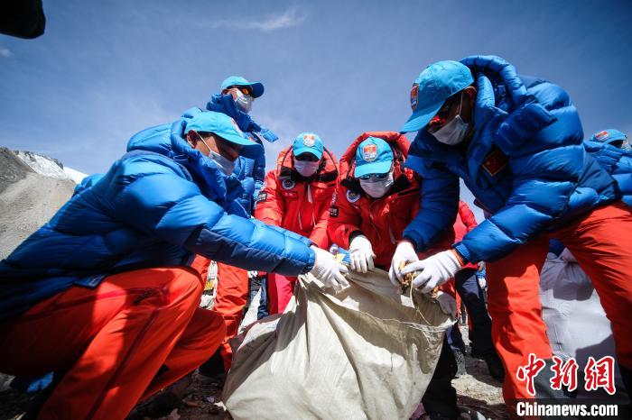 5月11日，珠峰大本营举行2020年春季登山垃圾清理回收。　何蓬磊 摄