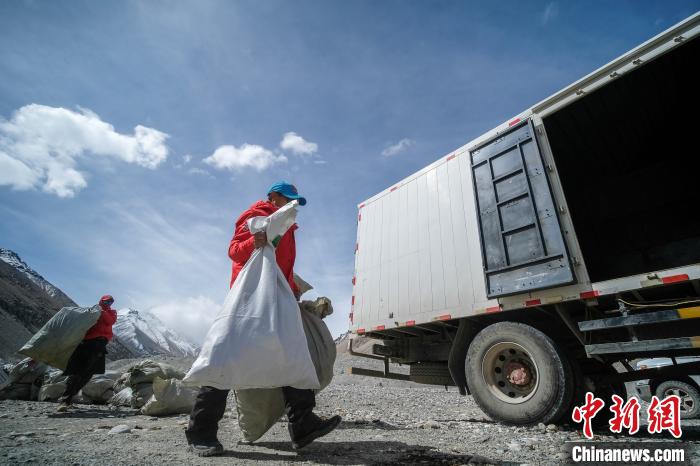 5月11日，工作人员将分类好的登山垃圾装入卡车。　何蓬磊 摄