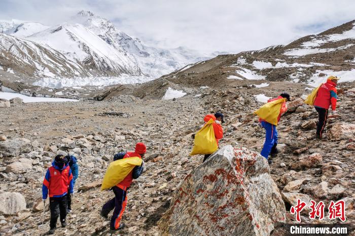 图为希夏邦马峰海拔5114米米至5800米区域清理登山垃圾。　西藏自治区体育局 供图 摄
