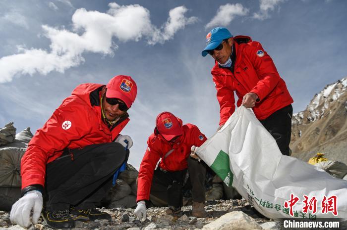 5月11日，珠峰大本营举行2020年春季登山垃圾清理回收。　何蓬磊 摄