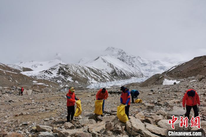 图为希夏邦马峰海拔5114米米至5800米区域清理登山垃圾。西藏自治区体育局 供图