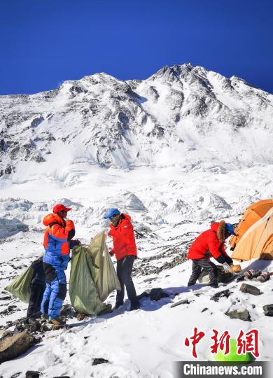 图为西藏圣山公司高山协作人员和登山向导在海拔6500米的珠峰前进营地捡拾垃圾。　西藏自治区体育局 供图 摄