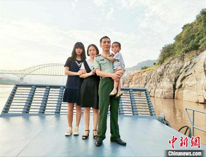 20载军婚分隔两地 重庆“兵王”妻子湖北抗疫被赞“最美军嫂”