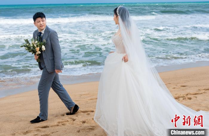 图为顾尚民和邬纳嘉的婚纱照。受访者提供