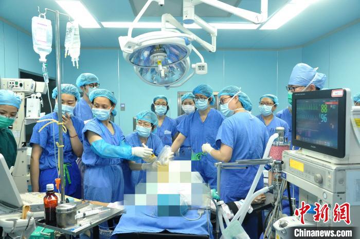 先抽腹水后降生 上海专家成功给予宫内“问题胎儿”生机