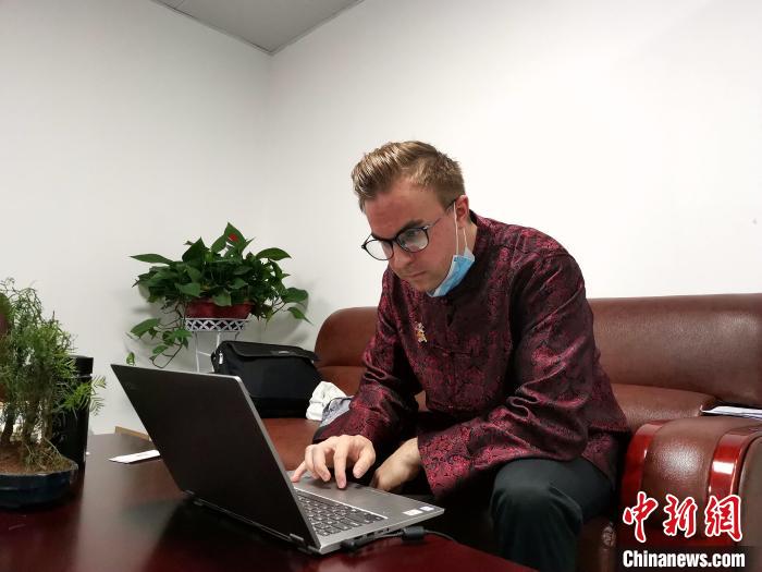 瑞士“90后”小伙开起鲁菜馆 力促中国饮食文化走出去