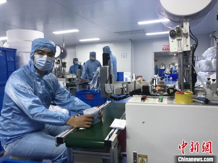 四川一大三学生打工攒钱 捐献学校万只口罩