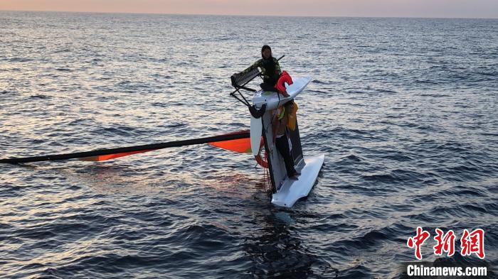 两名帆船爱好者三亚出海被浪打翻 漂流17小时终获救