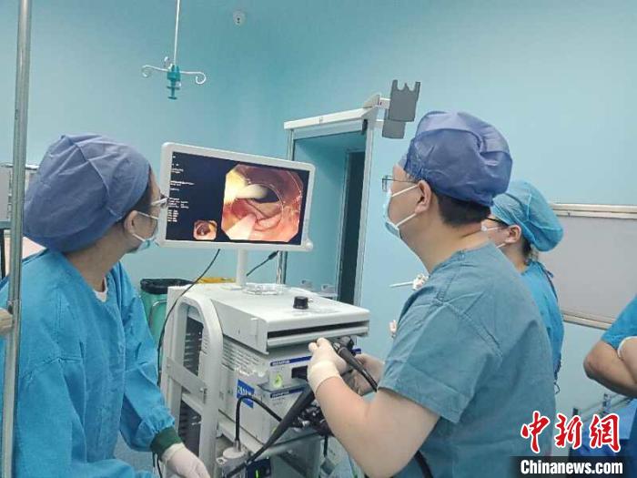 安徽18岁女孩为减肥催吐 12CM长勺不慎落腹中