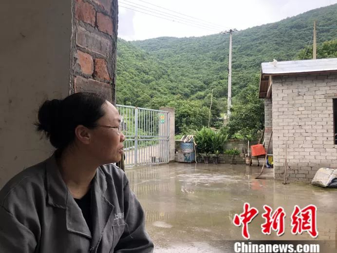 右眼失明、丈夫过世……45岁仡佬族妇女养鸡养羊来还债