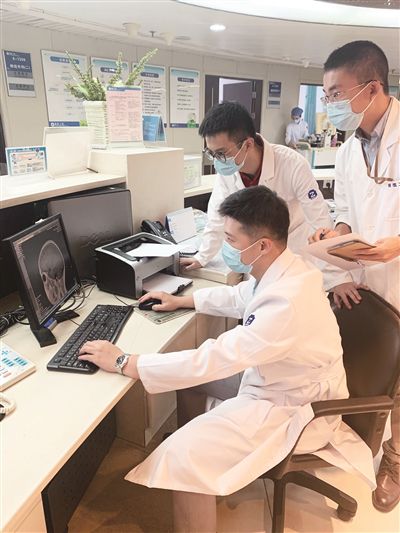 女子头痛欲裂查出脑脓肿 一个动作病因水落石出