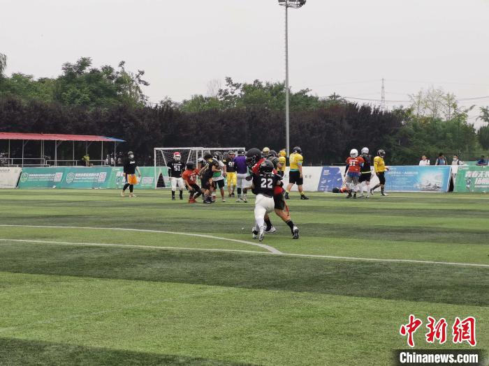 西安体育爱好者自组美式橄榄球队 逐梦绿茵赛场