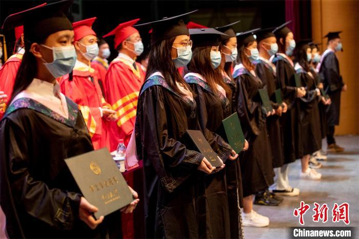 线上线下相结合 武汉多所高校举办毕业典礼