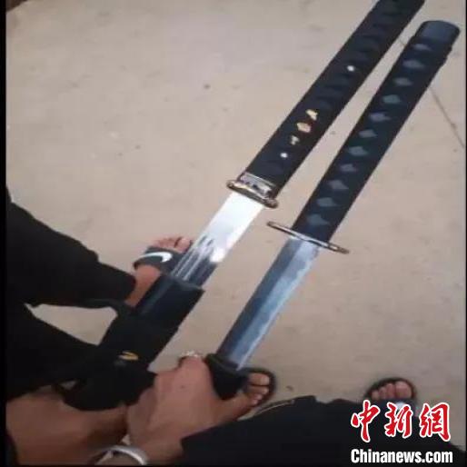 男子在短视频平台晒管制刀具和仿真枪 警察找上门