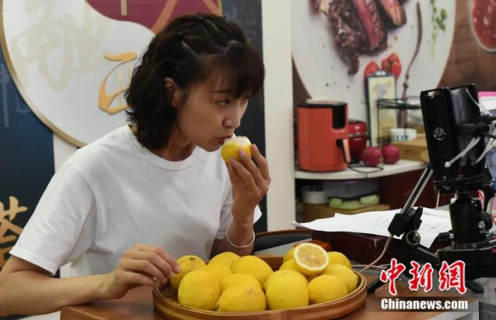 每天吃7小时体重却不过90斤！吃播女主播咋炼成的？