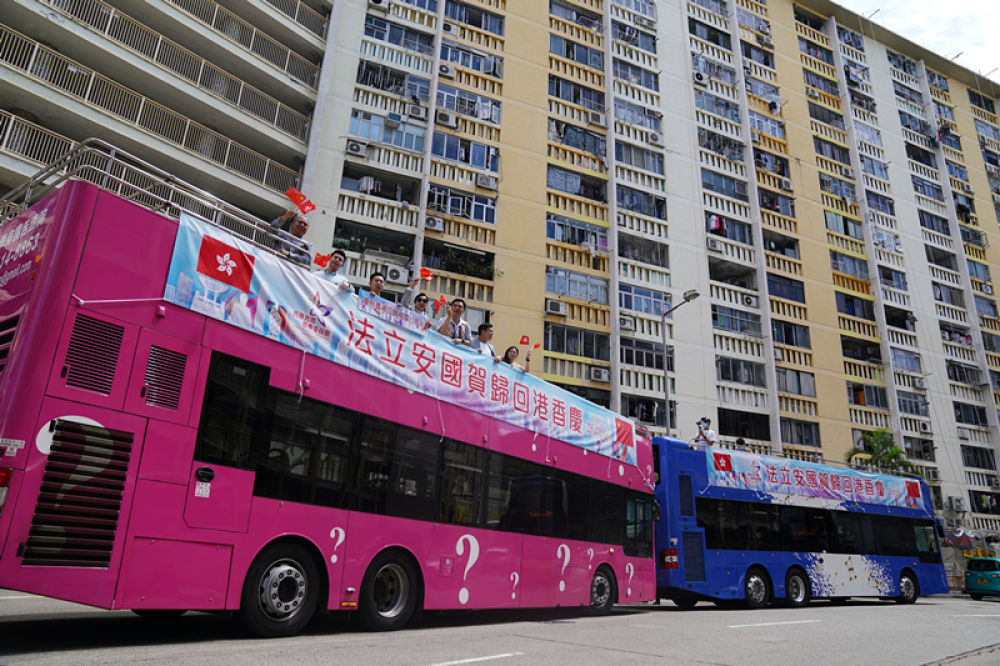 香港举行盛大陆海巡游庆祝回归祖国23周年