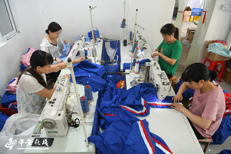 【走向我们的小康生活】制衣“娘子军”跟着“男裁缝”脱贫致富