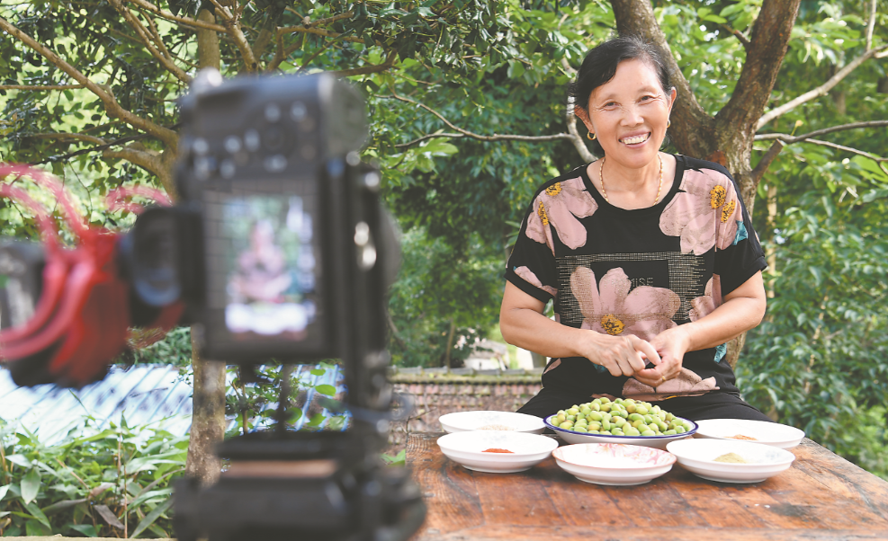 【走向我们的小康生活】 “山村网红”潘姥姥