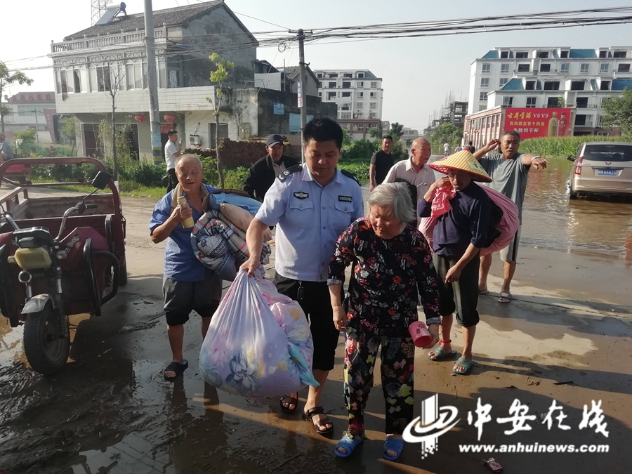 【防汛救灾第一线】抗洪一线 司法所长帮助困难群众安全转移