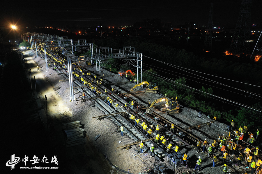 500多人深夜鏖战 合安高铁 “并网”南环线【组图】