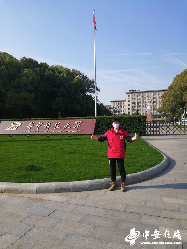 她完成援助武汉任务后在华科留影 现在儿子如愿考上了