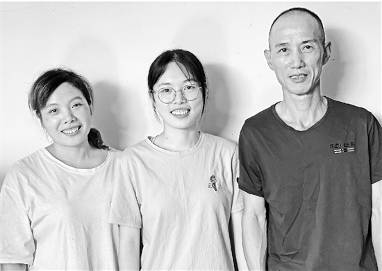 开学季|女孩跟着妈妈打工 大学生活费自己挣出来