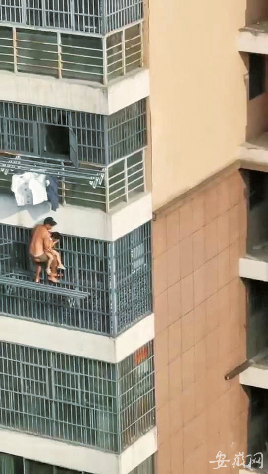 3岁娃悬5楼，好邻居徒手救援