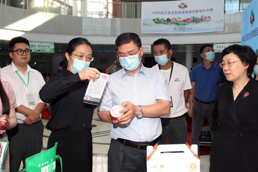 六安市人民政府副市长王岚(左二)巡展