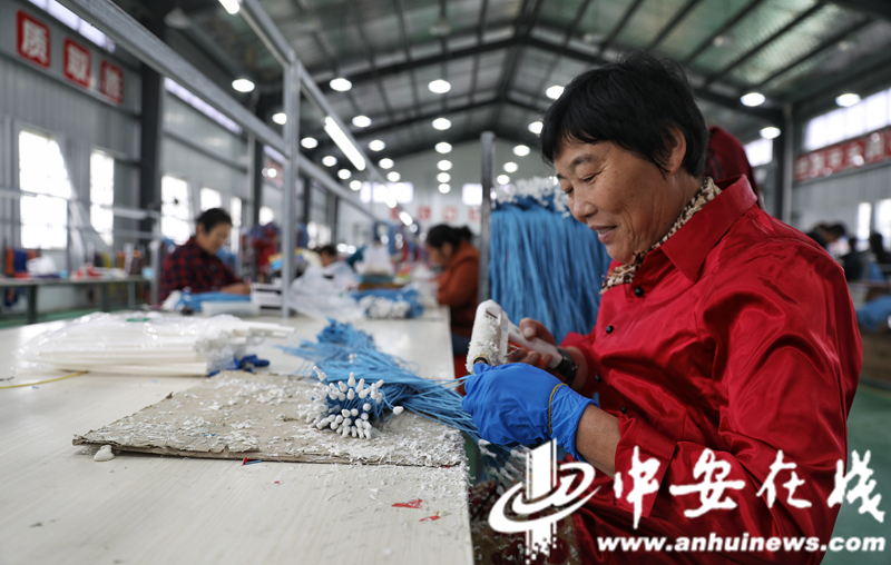 【网聚美好安徽】“村里有了扶贫工厂，家门口就有班上”