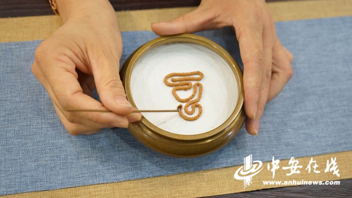 【走向我们的小康生活】脱贫路上 有“艾”相助