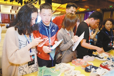 这双会“飞跃”的鞋,让“老字号”变“新国潮”